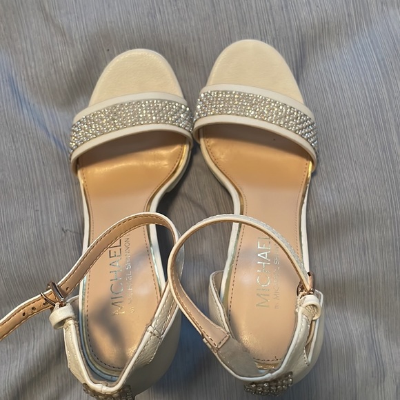 Womens heels with pearl accents!! - Picture 4 of 6
